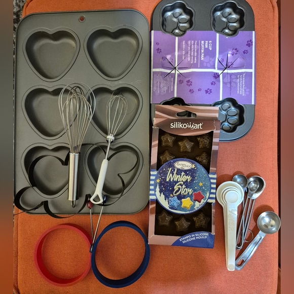 Bundle baking heart,paw pans,silicone star,round molds,measuring spoons,whisks - Picture 1 of 13